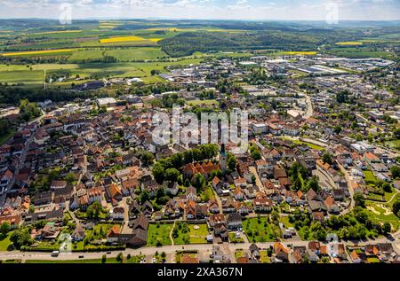 Vue aérienne, quartier résidentiel, vue sur Brakel avec vieille ville et église catholique de Michael, vue lointaine avec prairies et champs, Brakel, est Ouest Banque D'Images