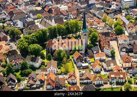 Vue aérienne, quartier résidentiel, vue sur la vieille ville de Brakel et église catholique de Michael, Brakel, Westphalie orientale, Rhénanie-du-Nord-Westphalie, germe Banque D'Images