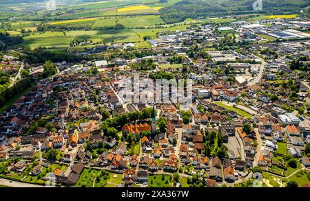 Vue aérienne, quartier résidentiel, vue sur Brakel avec vieille ville et église catholique de Michael, vue lointaine avec prairies et champs, Brakel, est Ouest Banque D'Images