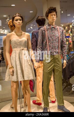 Deux mannequins de mode asiatiques dans un magasin de Montréal Banque D'Images