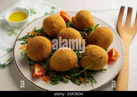 Croquettes de jambon espagnol sur salade de roquette avec tomates Banque D'Images