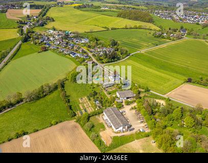 Vue aérienne, quartier résidentiel, vue sur le quartier d'Ehringhausen entouré de prairies et de champs, Ehringhausen, Breckerfeld, région de la Ruhr, Rhénanie-du-Nord-Westp Banque D'Images