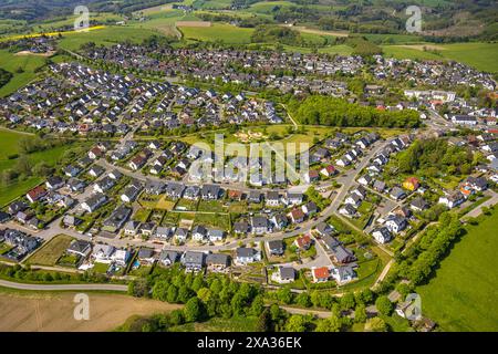 Vue aérienne, aire de jeux pour enfants et nouveau logement Heider Kopf, Breckerfeld, région de la Ruhr, Rhénanie du Nord-Westphalie, Allemagne Banque D'Images