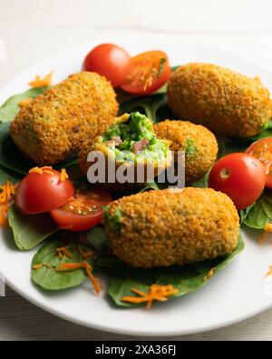 Croquettes d'épinards avec jambon ibérique espagnol Banque D'Images