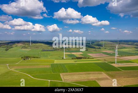 Vue aérienne, parc éolien Auf'm Mühlstein, éoliennes près de Altenbüren, paysage vallonné et structures carrelées prairies et champs, clair dis Banque D'Images