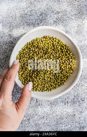 Les haricots mungo vert dans un bol Banque D'Images