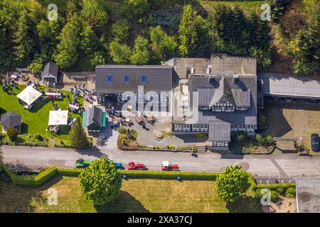 Vue aérienne, restaurant Forsthaus Waldsee maison à colombages, restauration extérieure d'été sur la prairie avec parasols, Gudenhagen, Brilon, Sauerland, Nor Banque D'Images