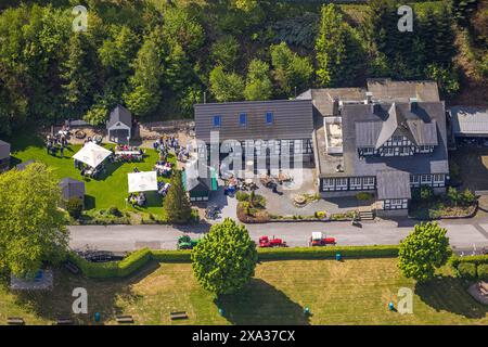 Vue aérienne, restaurant Forsthaus Waldsee maison à colombages, restauration extérieure d'été sur la prairie avec parasols, Gudenhagen, Brilon, Sauerland, Nor Banque D'Images