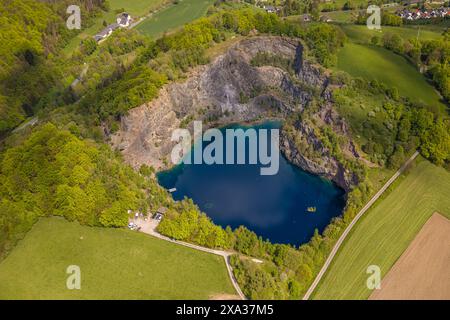 Vue aérienne, lac dans la montagne, lac de carrière circulaire, eau de plongée composée uniquement d'eau de pluie, plongeurs pendant l'entraînement, Messinghausen, Brilon, Sau Banque D'Images