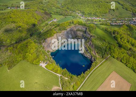 Vue aérienne, lac dans la montagne, lac de carrière circulaire, eau de plongée composée uniquement d'eau de pluie, plongeurs pendant l'entraînement, Messinghausen, Brilon, Sau Banque D'Images