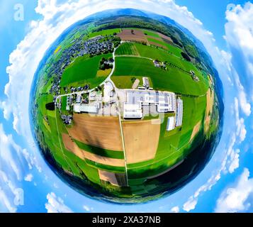 Vue aérienne, zone commerciale Alte Heeresstraße avec bâtiment industriel BMS avec toit solaire, vue sur Altenbüren, globe terrestre, image fisheye, 360 degre Banque D'Images