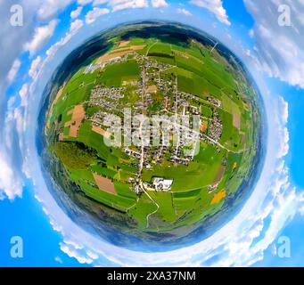 Vue aérienne, zone résidentielle, vue de Altenbüren entouré de prairies et de champs, globe terrestre, image fisheye, image à 360 degrés, monde minuscule, petit p Banque D'Images