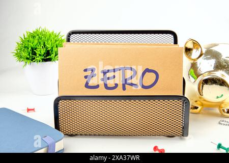 Zéro, mot écrit sur l'enveloppe dans un support devant un fond blanc Banque D'Images