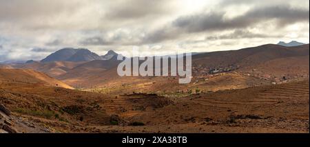 Une vue panoramique sur les montagnes Altas au Maroc avec de petits villages parsemés de collines Banque D'Images