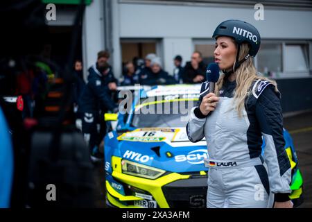 Laura Papendick (RTL Nitro TV Moderatorin), GER, 52. ADAC Ravenol 24h Nuerburgring, 24 Stunden Rennen, 02.06.2024 Foto : Eibner-Pressefoto/Michael Memmler Banque D'Images