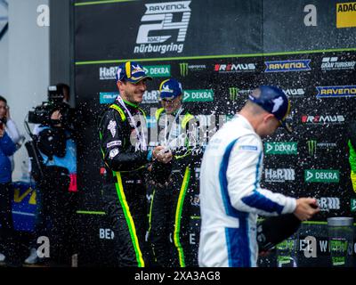 Kevin Estre (Manthey EMA, Porsche 911 GT3 R 992 Grello, SP9, #911) jubelt BEI der Siegerehrung auf dem podium und spritzt Apfelwein, GER, 52. ADAC Ravenol 24h Nuerburgring, 24 Stunden Rennen, 02.06.2024 Foto : Eibner-Pressefoto/Michael Memmler Banque D'Images