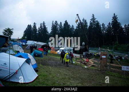 Campingplatz Hatzenbach mit fans und Zuschauern, GER, 52. ADAC Ravenol 24h Nuerburgring, 24 Stunden Rennen, 01.06.2024 Foto : Eibner-Pressefoto/Michael Memmler Banque D'Images