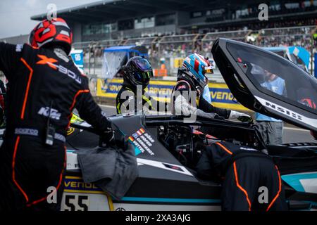 Max Hofer, Fabian Vettel (Doerr Motorsport, KTM X-Bow GT2, SP11, #55) dans der Box, GER, 52. ADAC Ravenol 24h Nuerburgring, 24 Stunden Rennen, 01.06.2024 Foto : Eibner-Pressefoto/Michael Memmler Banque D'Images