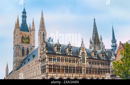 Ypres, Belgium Cloth Hall et Belfry Tower. Banque D'Images