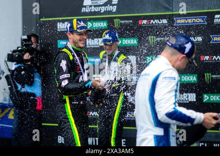 Kevin Estre (Manthey EMA, Porsche 911 GT3 R 992 Grello, SP9, #911) jubelt BEI der Siegerehrung auf dem podium und spritzt Apfelwein, GER, 52. ADAC Ravenol 24h Nuerburgring, 24 Stunden Rennen, 02.06.2024 Foto : Eibner-Pressefoto/Michael Memmler Banque D'Images