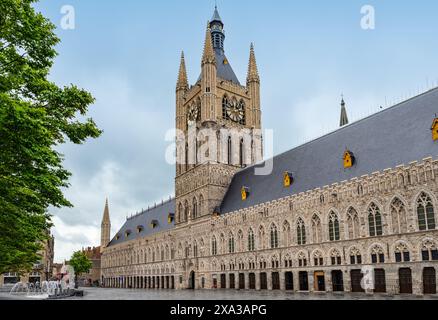 Hall de tissu et tour de beffroi dans le centre-ville d'Ypres, Belgique. Banque D'Images