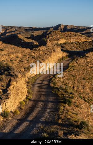 Piste de terre à 'Los Coloraos', désert de Gorafe,, bassin de Guadix, Géoparc de Grenade, Grenade , Andalousie, Espagne Banque D'Images