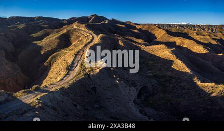 Piste de terre à 'Los Coloraos', désert de Gorafe,, bassin de Guadix, Géoparc de Grenade, Grenade , Andalousie, Espagne Banque D'Images