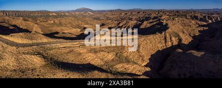 Piste de terre à 'Los Coloraos', désert de Gorafe,, bassin de Guadix, Géoparc de Grenade, Grenade , Andalousie, Espagne Banque D'Images