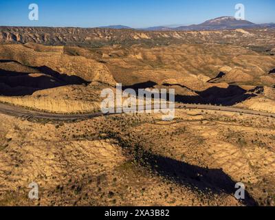 Piste de terre à 'Los Coloraos', désert de Gorafe,, bassin de Guadix, Géoparc de Grenade, Grenade , Andalousie, Espagne Banque D'Images