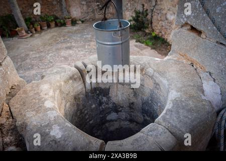 Citerne historique érodée, Sanctuaire de la consolation, Alquería Blanca, municipalité de Santanyí, Majorque, Îles Baléares, Espagne Banque D'Images