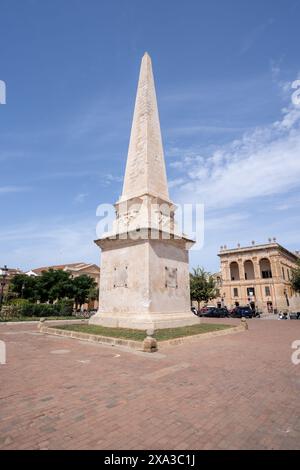 Monument obélisque situé dans le centre de la Plaza des Born dans la ville de Ciudadela de Menorca, sur les îles Baléares Banque D'Images