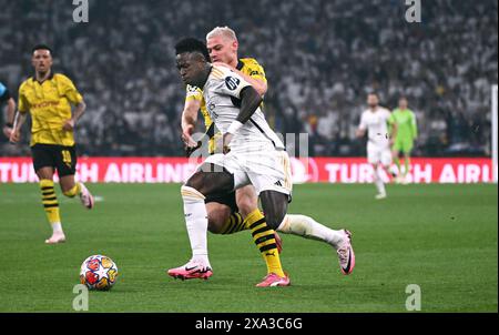 Fussball, finale de la Ligue des Champions, saison 2023/2024, Wembley Stadium London : Bor. Dortmund - Real Madrid 0:2 ; Vinicius Junior (RMA), Julian Ryerson (BVB). LA RÉGLEMENTATION AKTION UEFA INTERDIT TOUTE UTILISATION DE PHOTOGRAPHIES COMME SÉQUENCES D'IMAGES ET/OU QUASI-VIDÉO Banque D'Images