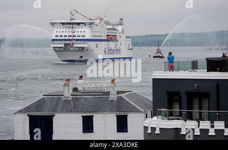 Le navire Brittany Ferries Mont St Michel part du port de Portsmouth au Royaume-Uni à Ouistreham, à Caen, France, transportant 31 vétérans du jour J et de la Normandie qui voyagent avec la Royal British Legion et Spirit of Normandy Trust pour participer aux commémorations du 80e anniversaire du jour J. Date de la photo : mardi 4 juin 2024. Banque D'Images