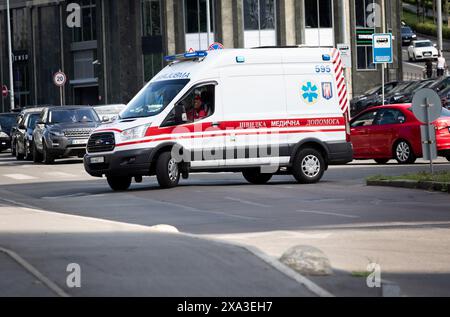 Non exclusif : KIEV, UKRAINE - 3 JUIN 2024 - une ambulance lutte contre la circulation dans la rue de Kiev, capitale de l'Ukraine. Banque D'Images