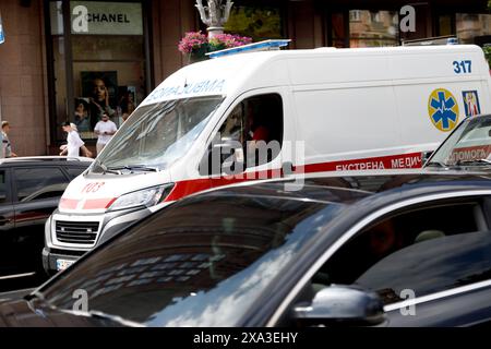 Non exclusif : KIEV, UKRAINE - 3 JUIN 2024 - une ambulance lutte contre la circulation dans la rue de Kiev, capitale de l'Ukraine. Banque D'Images