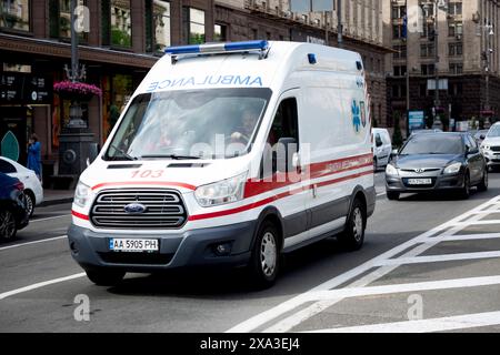 Non exclusif : KIEV, UKRAINE - 3 JUIN 2024 - une ambulance lutte contre la circulation dans la rue Khreshchatyk, Kiev, capitale de l'Ukraine. Banque D'Images