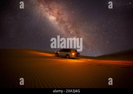 Galaxie de la voie lactée dans la dune chantante Qatar- baie centrale galactique au Qatar Banque D'Images