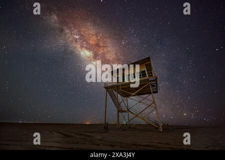 Galaxie de la voie lactée dans la dune chantante Qatar- baie centrale galactique au Qatar Banque D'Images