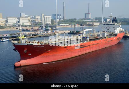 Le pétrolier GLEN COVE Chemical/Oil Products se dirigeant vers les écluses maritimes d'IJmuiden sur le canal de la mer du Nord (Noordzeekanaal) à Amsterdam, pays-Bas, UE, Banque D'Images