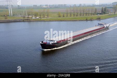Inland Motor Freighter (Barge) The TANCAR naviguant sur le canal de la mer du Nord (Noordzeekanaal) à Amsterdam, pays-Bas, UE, Banque D'Images