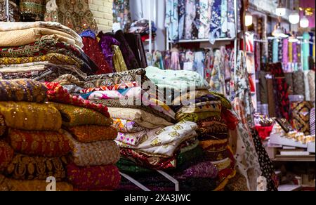 Un magasin de tissus traditionnel dans le bazar de vakil, Shiraz, Iran. Banque D'Images