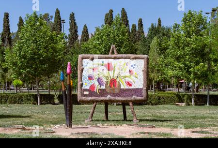 Sculpture d'une toile de peinture, parc Jannat, Shiraz, Iran. Banque D'Images