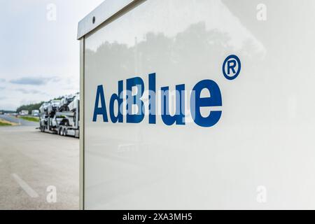 Prague, République tchèque - 28 mai 2024 : le réservoir d'AdBlue de la station-service OMV. AdBlue est un liquide de nettoyage des gaz d'échappement diesel pour camions et autobus. Banque D'Images