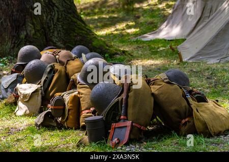 Équipement des soldats d'infanterie polonais pendant la guerre défensive polonaise de 1939. Un tas de sacs à dos, des casques dans les bois. Banque D'Images