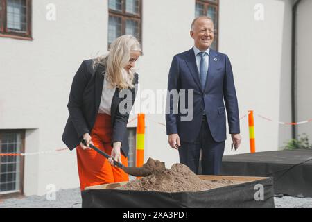 Oslo 20240604. La princesse héritière norvégienne mette-Marit et le directeur général de Statsbygg Harald Nicolaisen posent la première pierre du nouveau musée de l'âge viking à Bygdøy. Photo : Stian Lysberg Solum / NTB Banque D'Images