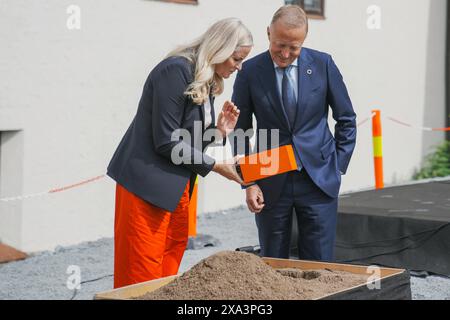 Oslo 20240604. La princesse héritière norvégienne mette-Marit et le directeur général de Statsbygg Harald Nicolaisen posent la première pierre du nouveau musée de l'âge viking à Bygdøy. Photo : Stian Lysberg Solum / NTB Banque D'Images