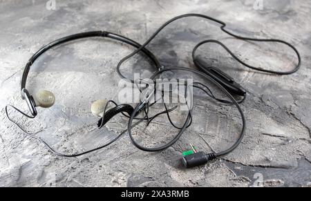 Vintage lecteur CD personnel le Sony Discman qui à l'époque était élégant et désirable avec diverses options d'alimentation et une paire bizarre de casque Banque D'Images