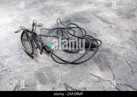 Vintage lecteur CD personnel le Sony Discman qui à l'époque était élégant et désirable avec diverses options d'alimentation et une paire bizarre de casque Banque D'Images