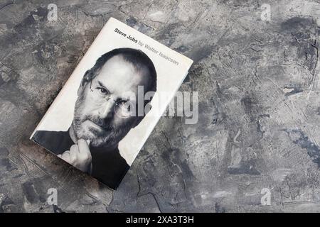 Walter Isaacson a publié en 2011 une biographie autorisée du géant de la technologie et co-fondateur d'Apple, le regretté Steve Jobs, regardant l'appareil photo dans deux portraits Banque D'Images