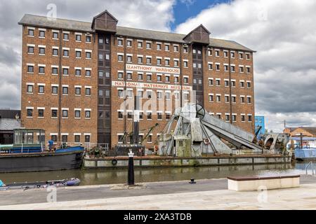 Drague à vapeur devant Llanthony Warehouse ex Corn Warehouse maintenant National Waterways Museum, Gloucester, Royaume-Uni Banque D'Images